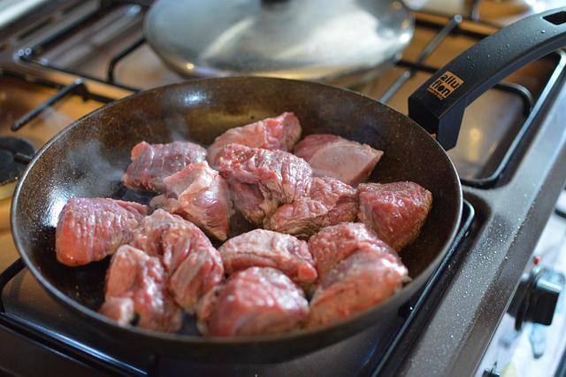 高尿酸血症可以吃牛肉酱吗(痛风患者可以吃牛肉吗为什么)