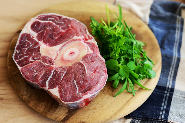 西餐牛肉怎么绑线，西餐刀叉怎样使用切牛肉。