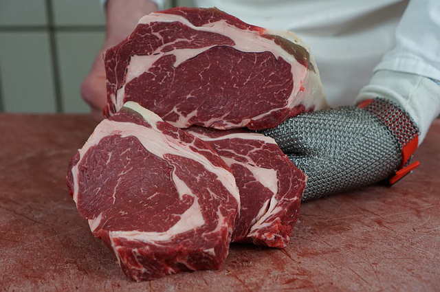 肝血管留能吃牛肉吗，脑出血会有哪些症状？